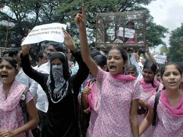 ಸಾಂಗ್ಲಿಯಲ್ಲಿ ಯುವತಿಯರ ವಿನೂತನ ಪ್ರತಿಭಟನೆ