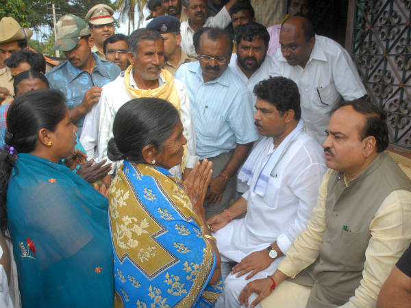 ಪಕ್ಷದ ವೇದಿಕೆಯಲ್ಲಿ ಅಶೋಕ್ ತರಾಟೆಗೆ
