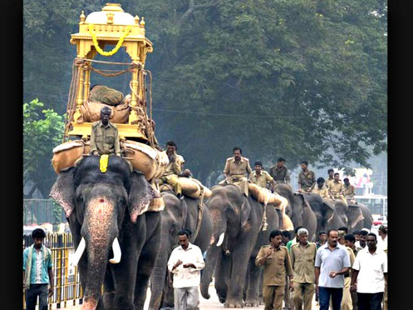 ಸಂಜೆ ಬನ್ನಿ ಮಂಟಪದಲ್ಲಿ ಪಂಜಿನ ಮೆರವಣಿಗೆ