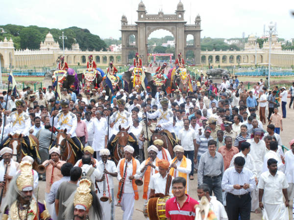 ಕಂಬಾರರಿಂದ ದಸರಾ ಉದ್ಘಾಟನೆ