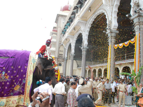 ಗಜಪಡೆಗೆ ಪುಷ್ಪವೃಷ್ಟಿ