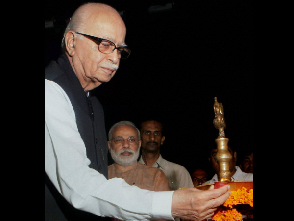 ಅಡ್ವಾಣಿ ಆಣಿತಿಯಂತೆ ನಡೆಯಬೇಕು