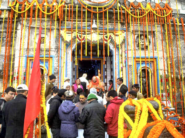 24 ಮಂದಿ ತಂಡದಿಂದ ವಿಜೃಂಭಣೆಯ ಪೂಜೆ