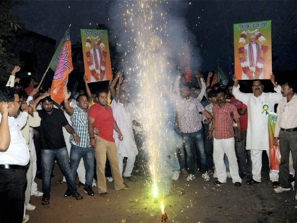 ಬಿಜೆಪಿ ಕಚೇರಿ ಎದುರು ಅಭಿಮಾನಿಗಳ ಸಂಭ್ರಮ 