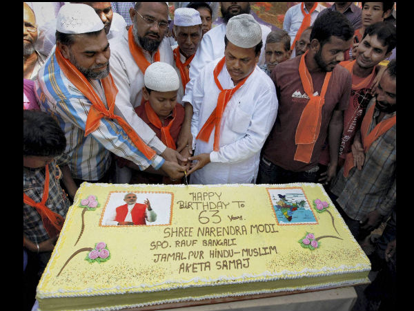 ಮುಸ್ಲಿಮರ ಜತೆ ಕೇಕ್ 