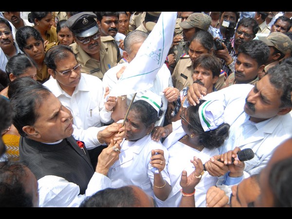 ಕಾಂಗ್ರೆಸ್ ನಾಯಕರಿಗೆ ಘೇರಾವ್