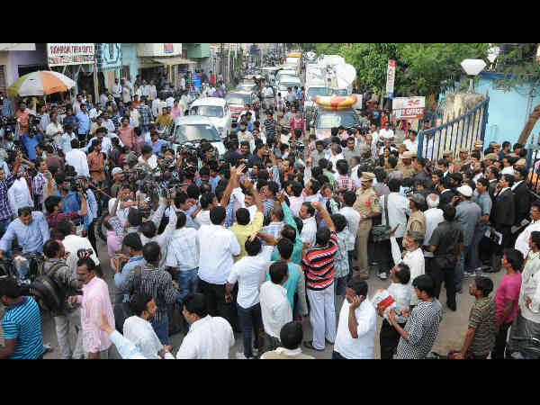 ಜೈಲಿನ ಬಳಿ ಅಪಾರ ಜನಸ್ತೋಮ