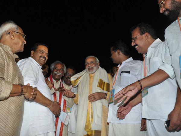 ನರೇಂದ್ರ ಮೋದಿ ಅವರೊಂದಿಗೆ ಬಿಜೆಪಿ ಕಾರ್ಯಕರ್ತರು