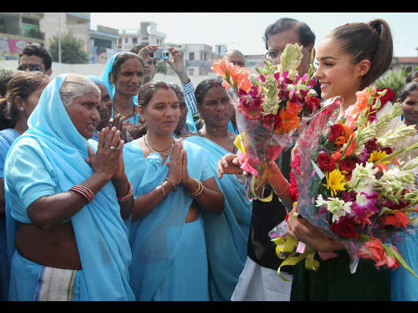 ಸುಲಭ್ ಗ್ರಾಮದಲ್ಲಿ ಸುಂದರಿ ಸುಲಭ್ ಗ್ರಾಮದಲ್ಲಿ ಸುಂದರಿ