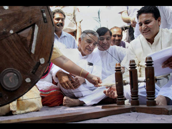 ಚರಕ ವೀಕ್ಷಿಸಿದ ಪವನ್ ಕುಮಾರ್ ಬನ್ಸಾಲ್