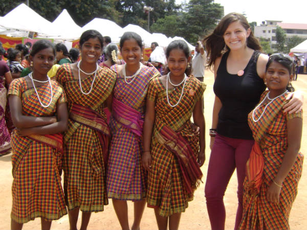 ಬಾಲೆ ಮನೆ ಕಲಾವಿದರೊಂದಿಗೆ ವಿಕ್ಟೋರಿಯಾ