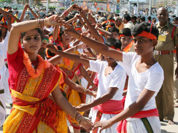 ನರ್ತನ ಸೇವೆಯಲ್ಲಿ ನಿರತರಾಗಿರುವ ಭಕ್ತರು