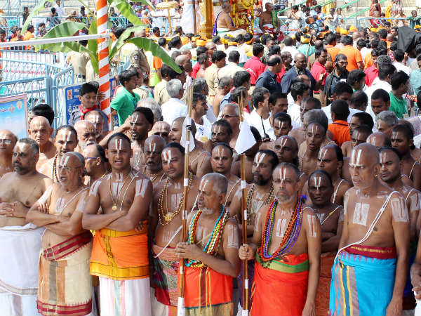 ಮಂತ್ರ ಪಠಿಸುತ್ತಿರುವ ವಿಪ್ರರು