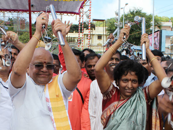 ವಯಸ್ಸಿನ ಹಂಗಿಲ್ಲದೆ ಕುಣಿದು ನಲಿಯುವ ಭಕ್ತರು