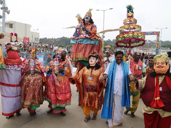 ಸಾರ್ವಜನಿಕರ ನರ್ತನ