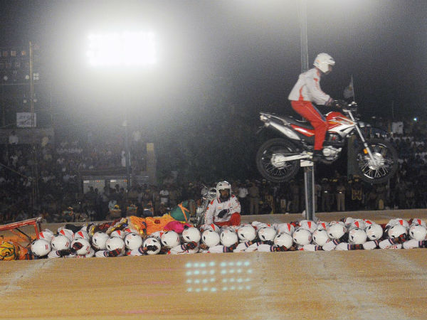 ಪ್ರೇಕ್ಷಕರನ್ನು ನಿಬ್ಬೆರಗಾಗಿಸಿದ ಸೇನೆ