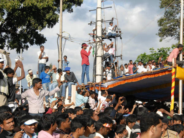 ಲೈಟ್ ಕಂಬ ಏರಿ ಜಂಬೂ ಸವಾರಿ ವೀಕ್ಷಣೆ