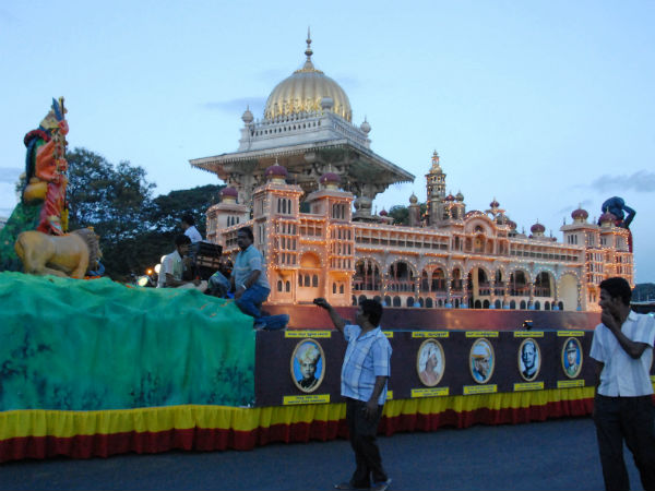 ದಸರಾಗೆ ಕಳೆಕಟ್ಟಿದ ಸ್ತಬ್ಧ ಚಿತ್ರಗಳು