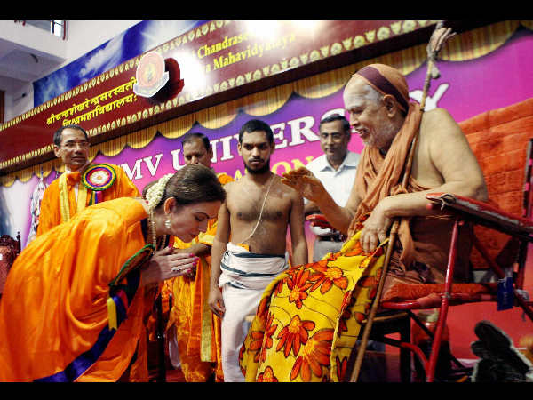 ನೀತಾ ಅಂಬಾನಿಗೆ ಆಶೀರ್ವಾದ 