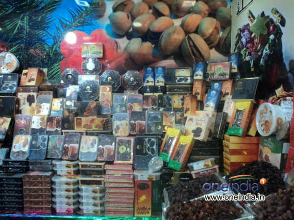 ಉಡುಗೊರೆ ನೀಡುತ್ತಾರೆ