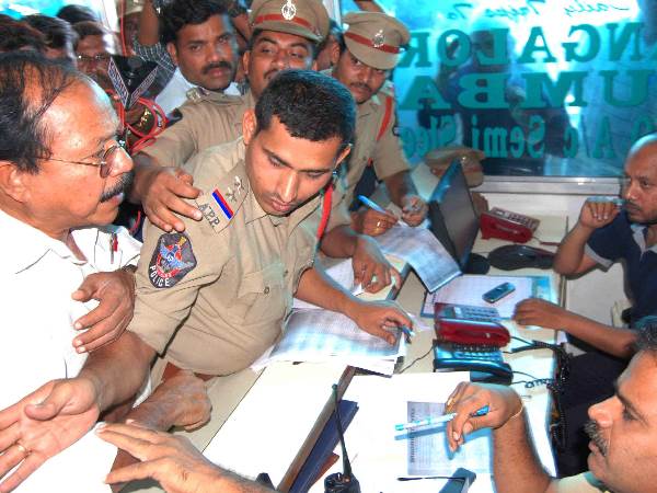 ಕರ್ನಾಟಕದ ಅಧಿಕಾರಿಗಳು