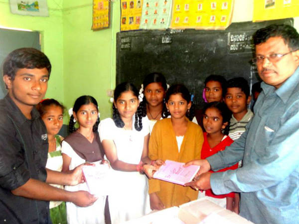 ಮಕ್ಕಳಿಗೆ ಪುಸ್ತಕ ವಿತರಣೆ