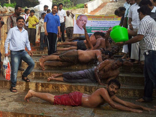 ಕೆಜೆಪಿ ಕಾರ್ಯಕರ್ತರ ಉರುಳು ಸೇವೆ