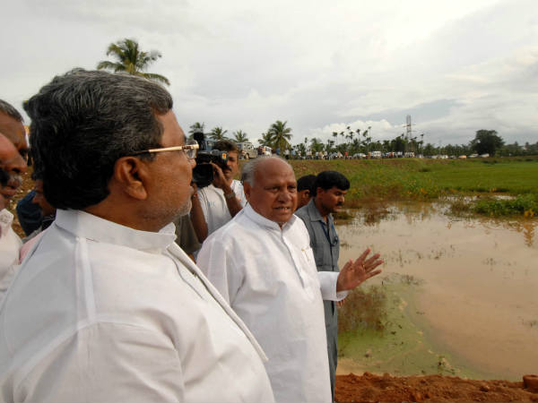  ದೊರೆಗೆ ಮನವಿ ಕೊಡಲು ಬಂದವರಿಗೆ ಲಾಠಿ ರುಚಿ