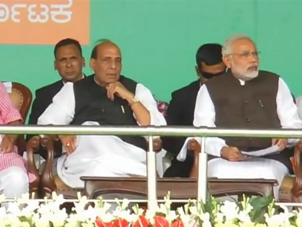 ವೇದಿಕೆಯಲ್ಲಿ ಮೋದಿ