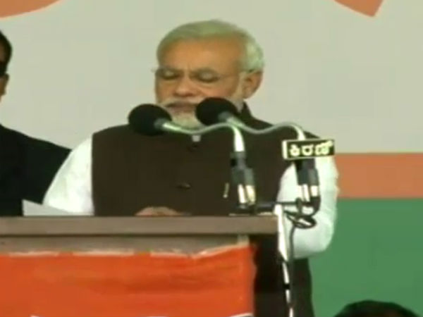 ವೇದಿಕೆಯಲ್ಲಿ ಮೋದಿ