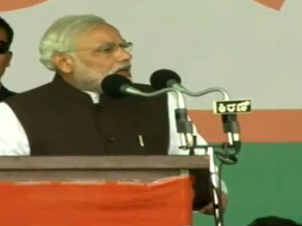 ವೇದಿಕೆಯಲ್ಲಿ ಮೋದಿ