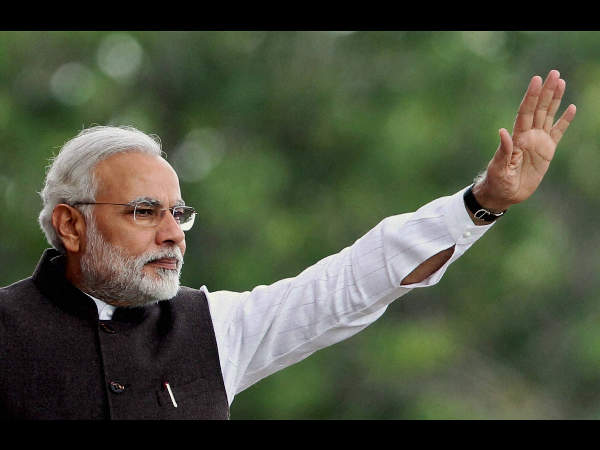 ವೇದಿಕೆಯಲ್ಲಿ ಮೋದಿ