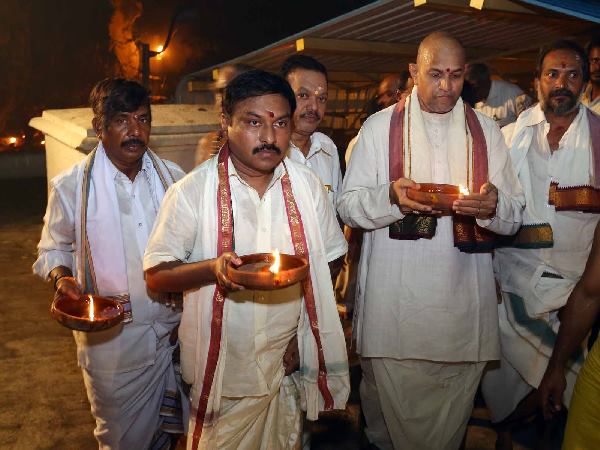 ಸಿಬ್ಬಂದಿಗಳಿಂದ ದೀಪ ಸೇವೆ