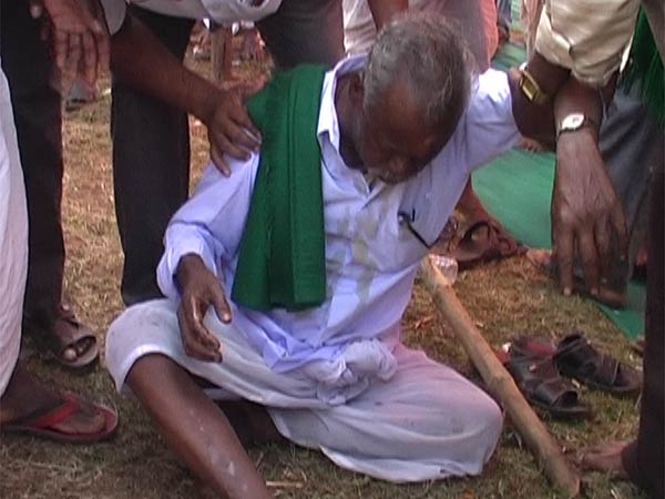 ಇದ್ದಕ್ಕಿದ್ದಂತೆ ಕೀಟನಾಶಕ ಸೇವಿಸಿದ ರೈತ