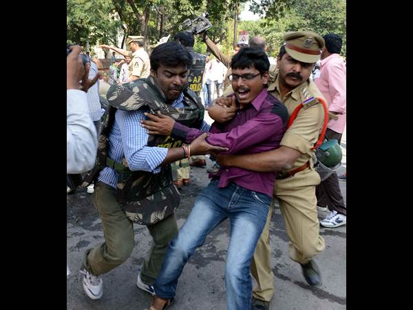 ವಿದ್ಯಾರ್ಥಿಗಳ ಚೀರಾಟ