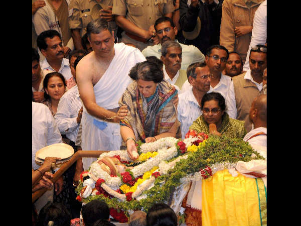 ಕುಟುಂಬಸ್ಥರಿಂದ ನಮನ