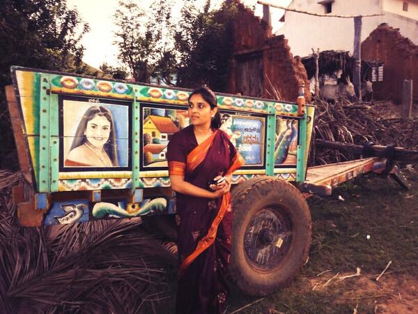 ಕರಡಿ ಕೊಪ್ಪಲು ಗ್ರಾಮದಲ್ಲಿ ಟ್ರ್ಯಾಕ್ಟರ್ ಬಳಿ ರಮ್ಯಾ