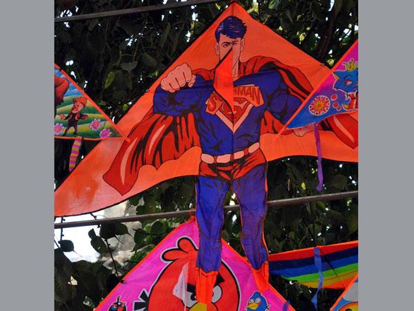 ಸೂಪರ್ ಮ್ಯಾನ್ ಗಾಳಿಯಲ್ಲಿ ತೇಲಾಡುತ್ತಾನೆ