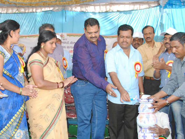 ಹಂಪಿ ಉತ್ಸವ ಉತ್ಸಾಹ, ಪುಸ್ತಕ ಮಳಿಗೆ, ವಸ್ತ್ರ ವೈವಿಧ್ಯ: ಹಂಪಿ ಉತ್ಸವ ಉತ್ಸಾಹ, ಪುಸ್ತಕ ಮಳಿಗೆ, ವಸ್ತ್ರ ವೈವಿಧ್ಯ: