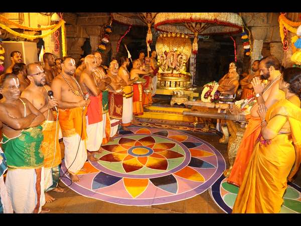 ಮಾಗಿಯ ಚಳಿಯನ್ನೂ ಲೆಕ್ಕಿಸದ ಶ್ರೀನಿವಾಸನ ಭಕ್ತವೃಂದ