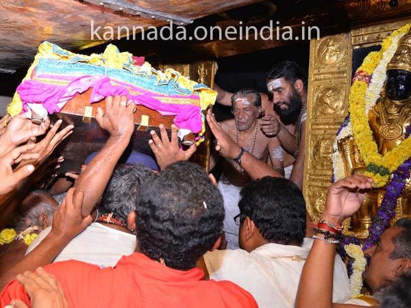 ಸ್ವಾಮಿ ಆಭರಣಗಳನ್ನು ಸ್ವೀಕರಿಸುತ್ತಿರುವುದು