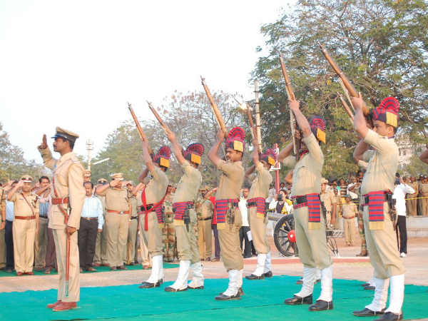 ಪೊಲೀಸರಿಂದ ಅಂತಿಮ ನಮನ