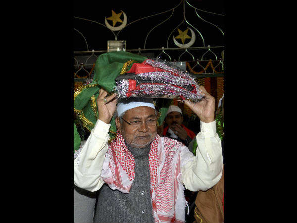 ಛಾದರ್ ಹೊತ್ತ ಬಿಹಾರ ಸಿಎಂ ನಿತೀಶ್ 