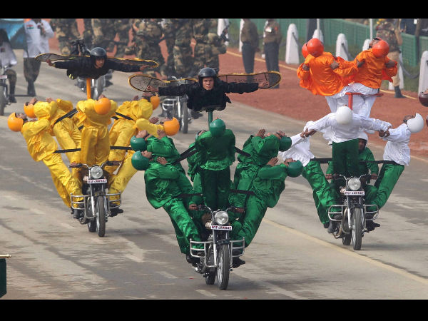 65ನೇ ಗಣತಂತ್ರ ದಿನದಂದು ಆಕರ್ಷಕ ಪಥ ಸಂಚಲನ 65ನೇ ಗಣತಂತ್ರ ದಿನದಂದು ಆಕರ್ಷಕ ಪಥ ಸಂಚಲನ