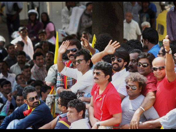 ಕಾಲೇಜು ಮೈದಾನದಲ್ಲಿ ತುಂಬಿದ ಜನಸಾಗರ ಕಾಲೇಜು ಮೈದಾನದಲ್ಲಿ ತುಂಬಿದ ಜನಸಾಗರ