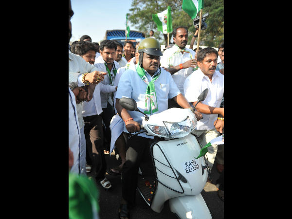 ನಿಲೇಕಣಿಗೆ ಕುಮಾರಸ್ವಾಮಿ ಸವಾಲು