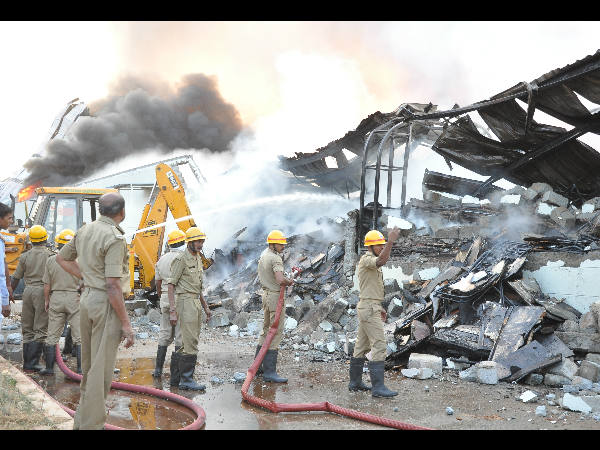 5 ಕಿ.ಮೀ ಚಾಚಿದ ಬೆಂಕಿಯ ಕೆನ್ನಾಲಿಗೆ 5 ಕಿ.ಮೀ ಚಾಚಿದ ಬೆಂಕಿಯ ಕೆನ್ನಾಲಿಗೆ