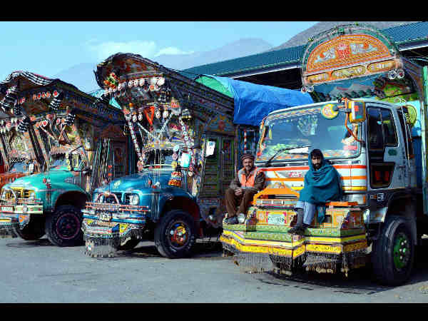 ಜಮ್ಮು ಮತ್ತು ಕಾಶ್ಮೀರದಲ್ಲಿ ನಿಂತ ಟ್ರಕ್ ಸಾಲು