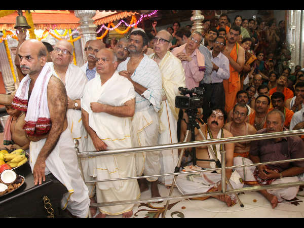 ಕೊಡಿಯಾಲ್ ಬೈಲ್ ಸರತಿ ಸಾಲಿನಲ್ಲಿ ನಿಂತ ಭಕ್ತರು