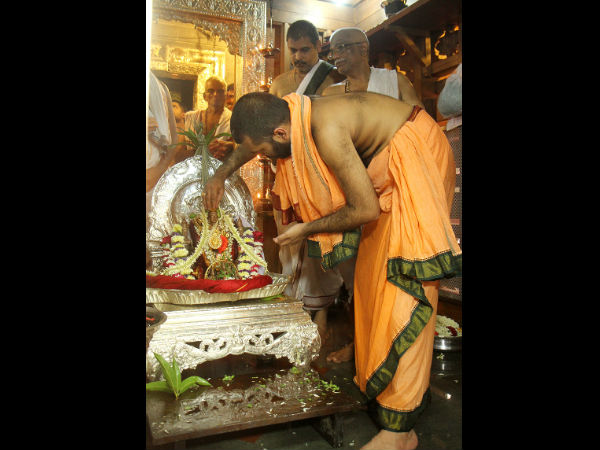 ಶ್ರೀದೇವರಿಗೆ ಶ್ರೀಪಾದಂಗಳವರಿಂದ ಶ್ರೀರಕ್ಷೆ